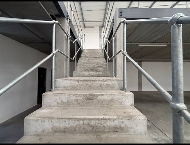 606M² WAREHOUSE TO LET IN STIKLAND INDUSTRIAL